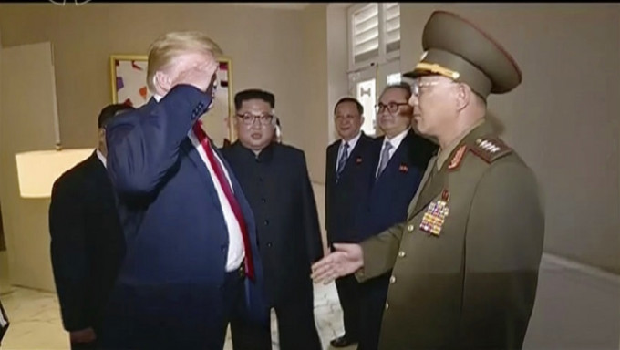 美國總統特朗普向北韓將領敬禮惹爭議。AP圖片