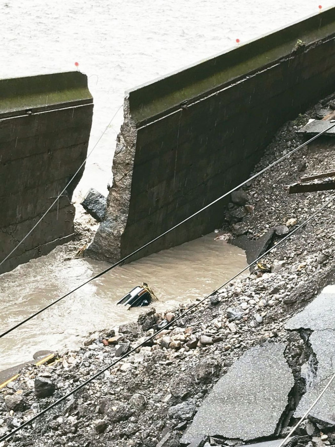 宜蘭縣大同鄉台7線公路塌方汽車沖落河。網上圖片