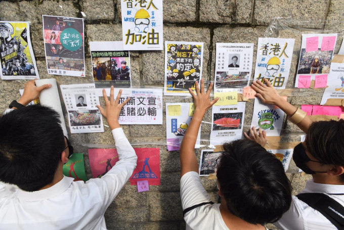 海報上寫上「香港人加油」。