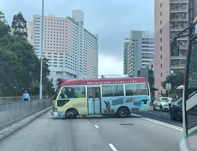 小巴事后横亘在两线马路上。网民王进元图片