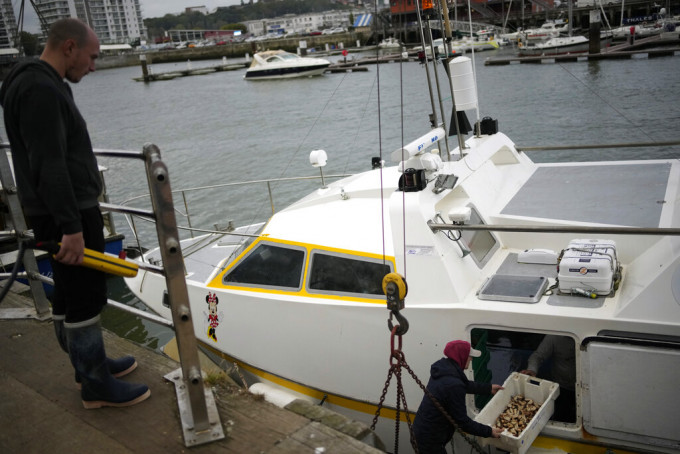 法国渔船本月中旬不获英国批出擭鱼许可证，成为这场争议的开端。美联社图片