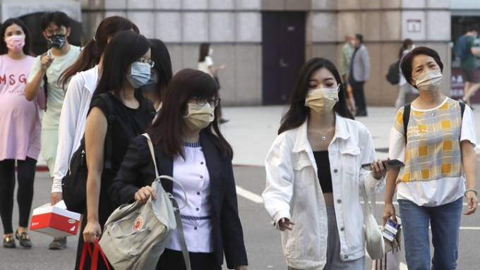 台湾当局预料到11月方会逐步放宽口罩令。AP资料图片