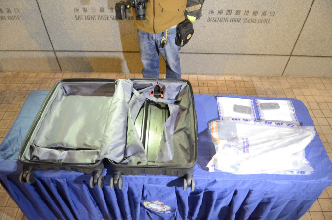 警方在行李箱暗格搜出140万元可卡因。