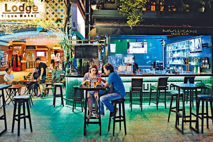 ■游客在曼谷旅游区考山路一家餐厅进食。　