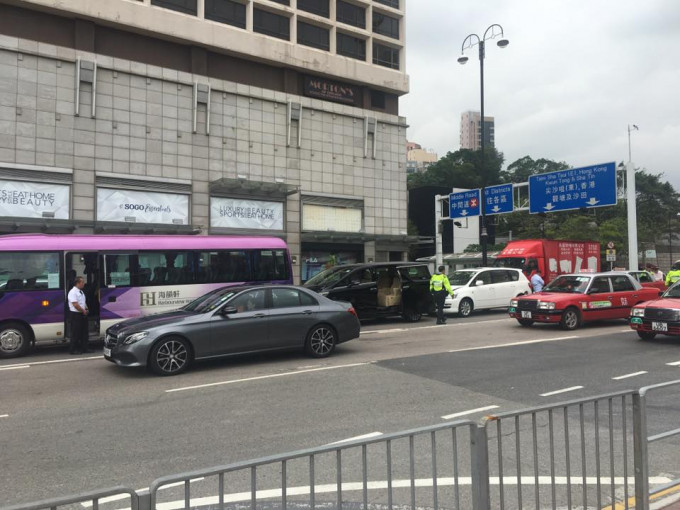 梳士巴利道近彌敦道4車相撞。香港突發事故報料區圖片