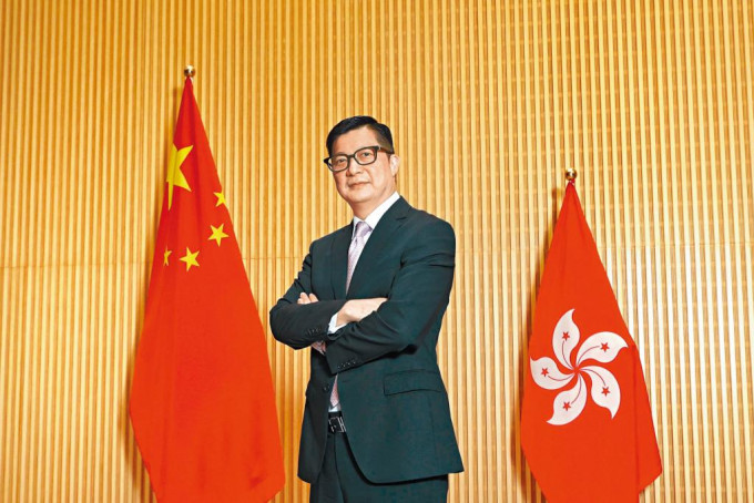 保安局局長鄧炳強表示，《香港國安法》的實施不但協助香港由亂轉治，也有助維護良好營商環境。