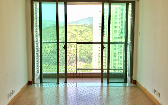 單位採長廳開則,客廳外連露台,日照充足,光猛開揚。