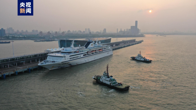「蓝梦之星」在上海出港。