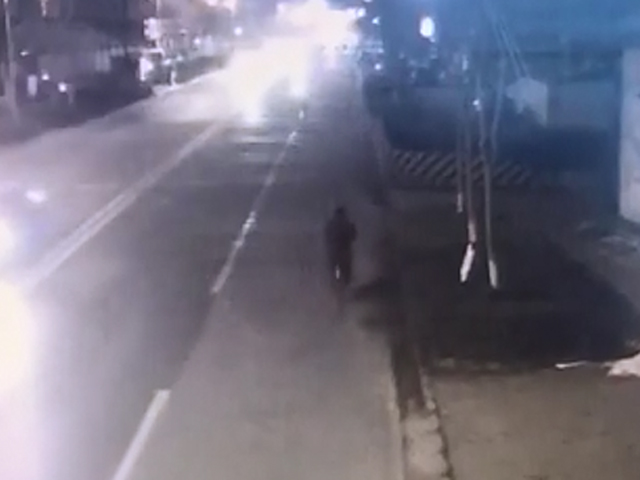徐男当晚骑单车经过天桥时，被对面一辆私家车迎面撞来，将他撞毙。网上图片