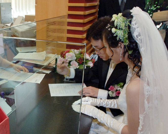 消委会指，消费者如计画举办海外婚礼，必须先决定是纯粹于当地举行婚礼仪式，还是具当地法律效力的注册。