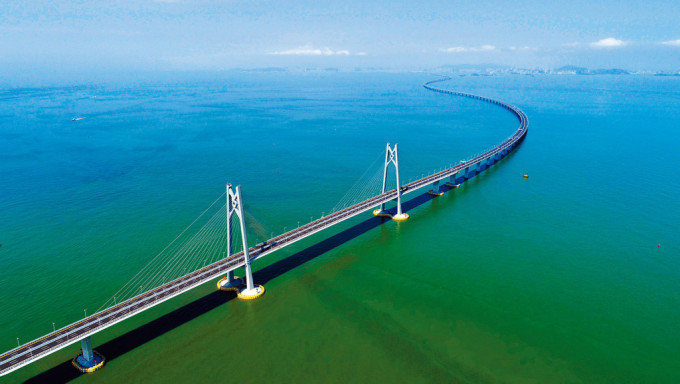 粤港两地落实推行「港车北上」安排，7月1日起申请者经港珠澳大桥前往广东省。