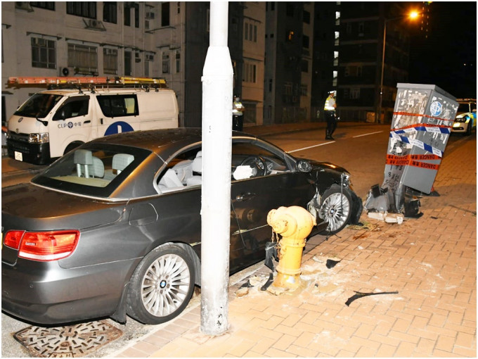私家车撞毁灯柱、电箱和消防栓。