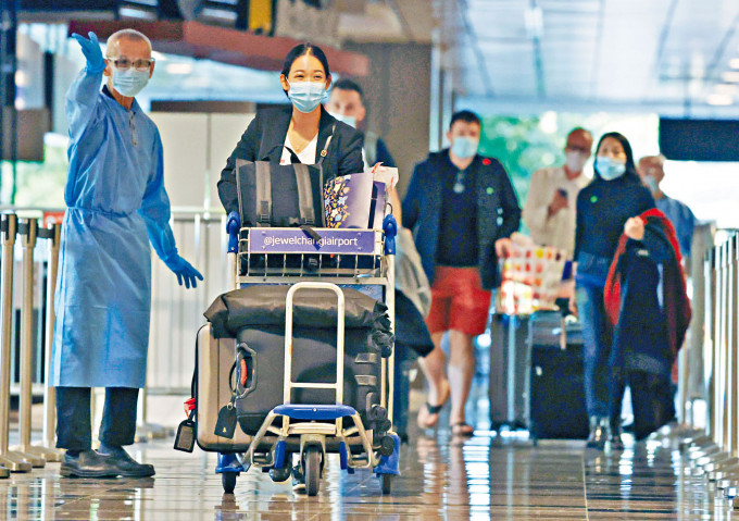 ■來自荷蘭的旅客上周三飛抵獅城樟宜機場，以「疫苗接種者旅遊通道」入境免隔離。