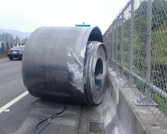 22吨钢卷从车上跌落公路。fb