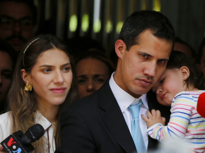 瓜伊多抱着20個月大的女兒，偕同妻子在寓所外會見傳媒，批評馬杜羅的獨裁政權，試圖進行恐嚇。AP