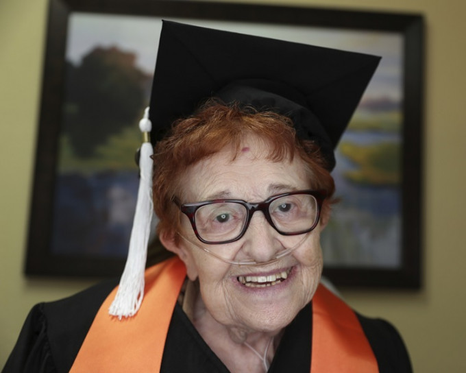 美國一名84歲老婦費恩（Janet Fein）大學畢業。AP