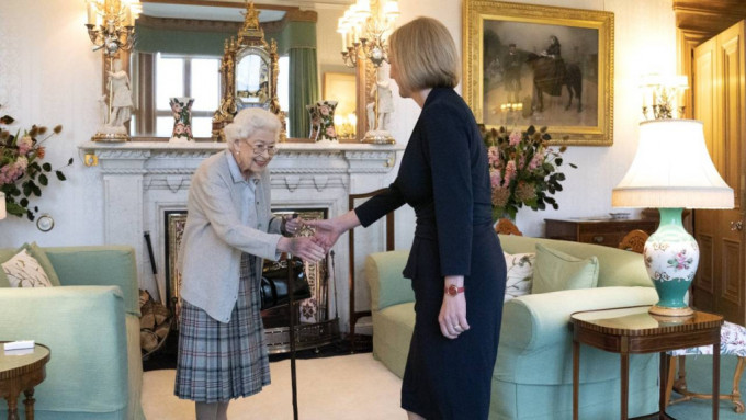 英女皇周二接見新任首相卓慧思。皇室Twitter