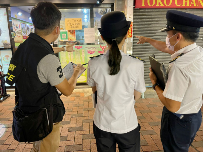 警方聯同食物環境衞生署人員巡查荃灣區餐飲處所及酒吧。