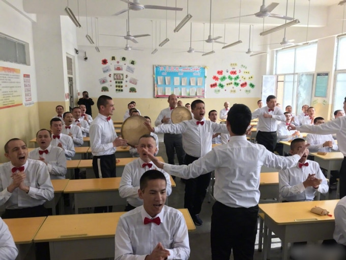 澳洲一電視節目最近播出有關新疆「再教育營」的節目，形容北京「建立起世界最大監獄」。　網圖