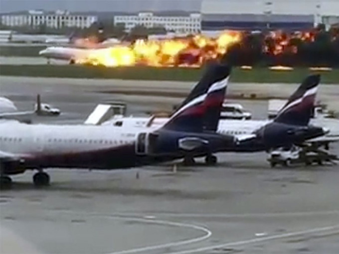 俄罗斯航空客机空中起火。网上图片