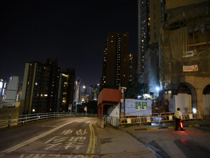 道路晚上重开。尹敬堂摄