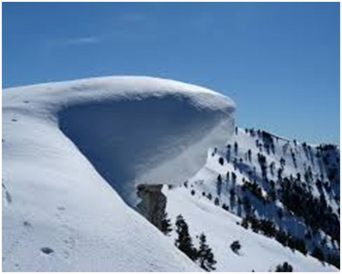 温哥华以北33公里外的哈维山峰附近有一道雪檐崩塌。网上图片