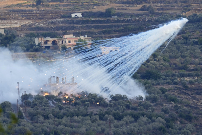 黎巴嫩周日向以色列发射九枚火箭，以色列炮火还击。美联社