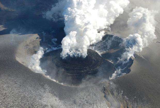 新燃岳火山六年来首次爆发。网上图片