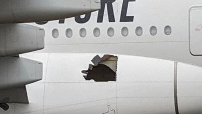 阿聯酋航空日前一架客機降落後，乘客驚見機身穿了一個大洞。網圖