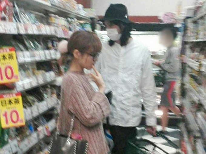 沙也加与村田充早前被拍到拍拖逛超市，非常恩爱。