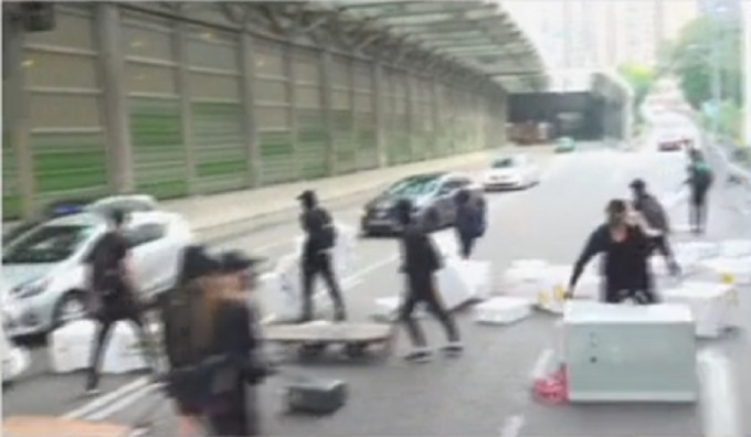 屯門公路示威者搬路障堵塞交通。有線新聞截圖