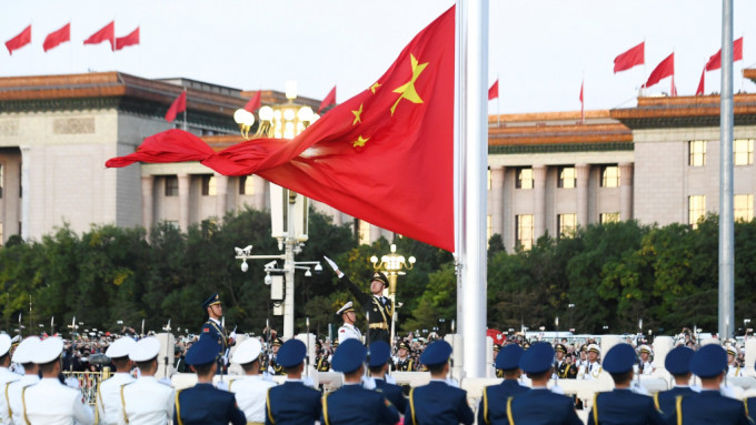 北京天安门广场清晨举行国庆升旗仪式。新华社