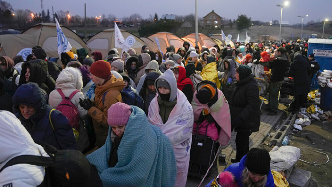 烏克蘭民眾連夜逃亡鄰國。AP圖片