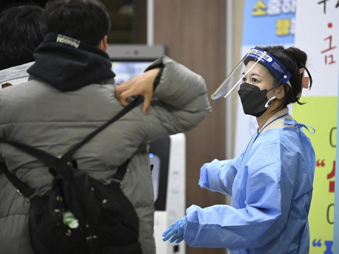 南韩下星期学生将全面回校上课，校方加强防疫。AP
