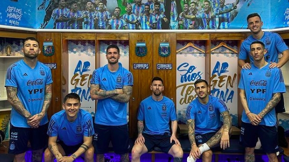 美斯(Leoniel Messi)在个人社交帐户上贴出冠军成员更衣室照片。网上图片