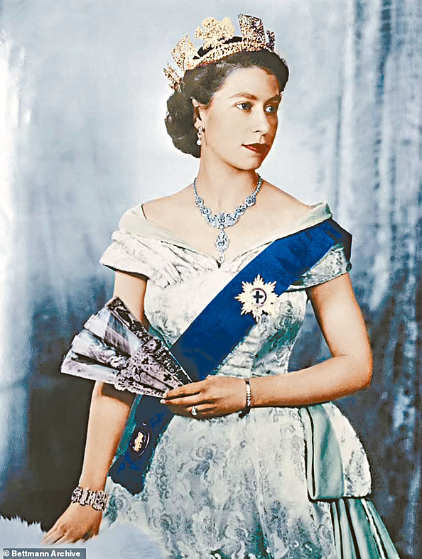 据报牛津莫德林学院被移走的英女皇肖像，为一九五二年黑白照着色版本。