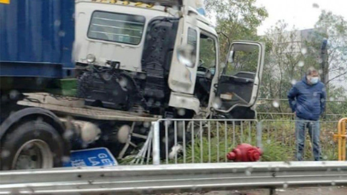 拖头与私家车相撞后铲上行人路。fb「香港突发事故报料区」图片