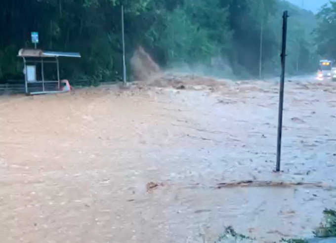 附近一段路被水淹没。影片截图