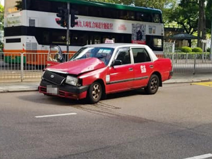 涉事的士车头损毁，有漏油。「香港突发事故报料区」FB图片