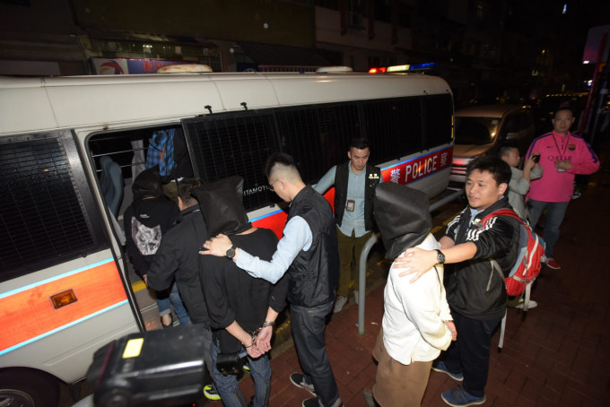 在大埔仁兴街的行动共拘捕9男1女。