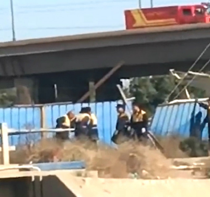 天津铁路桥梁维修期间发生坍塌。微博影片截图