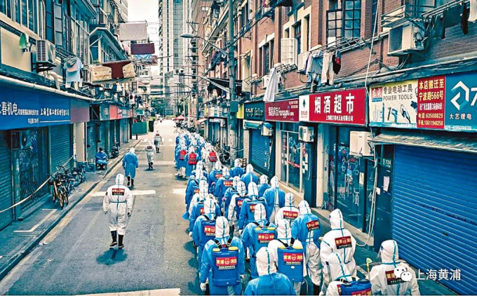上海派出消防員到住宅區消毒殺菌。