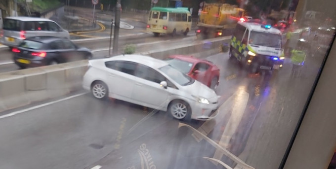 將軍澳道兩車相撞。網民Tony Lai圖片