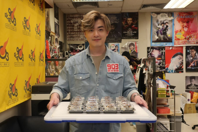 Ken為宣傳新歌學整壽司給工作人員食。