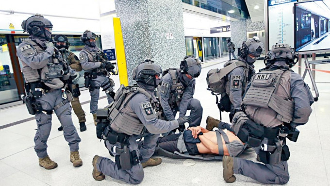 警方和港铁职员早前在会展站举行「海盾」联合反恐演习，模拟有人发动恐袭。