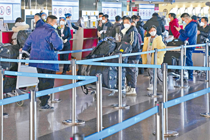 旅客在北京首都国际机场准备登机。