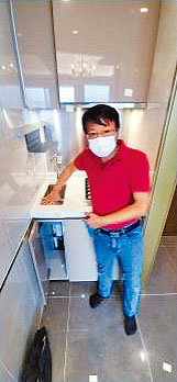 詹济南去年验楼时曾遇上迷你洗手盆，称该设计充满「香港特色」。