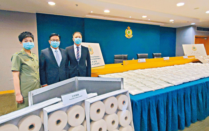 （左起）文敬歡、李錦榮及陳紹裘，講述海關偵破毒品案，並展示K仔毒品和棉紗綫等證物。