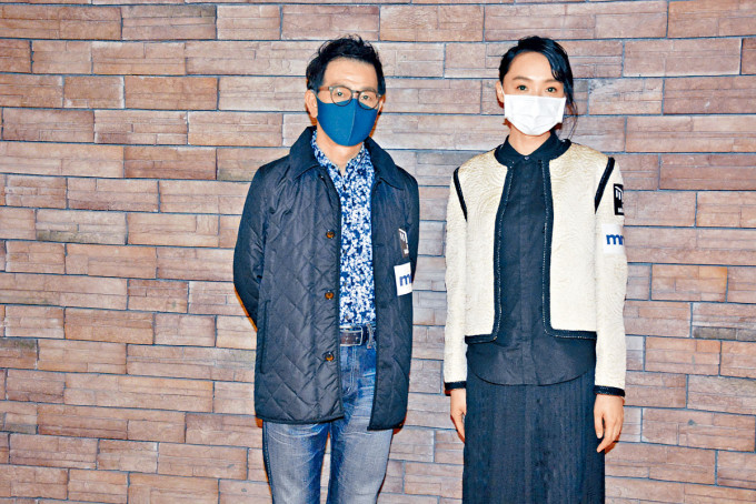 蔡思韵与袁富华齐现身确诊商场，她表示随身带备消毒用品，接触门框也会即时消毒双手。