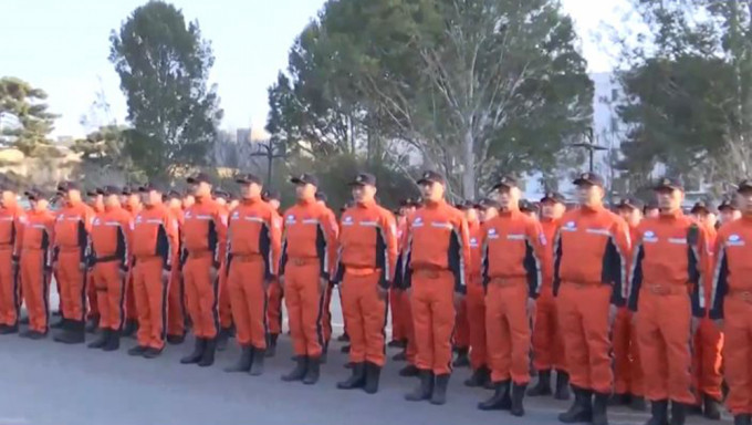 中国救援队82名队员赴土国参与救援。